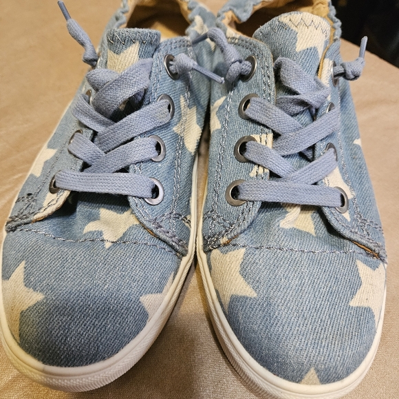 Women's Steve Madden Jane Sneaker Size 7.5 blue denim with stars - Picture 5 of 5